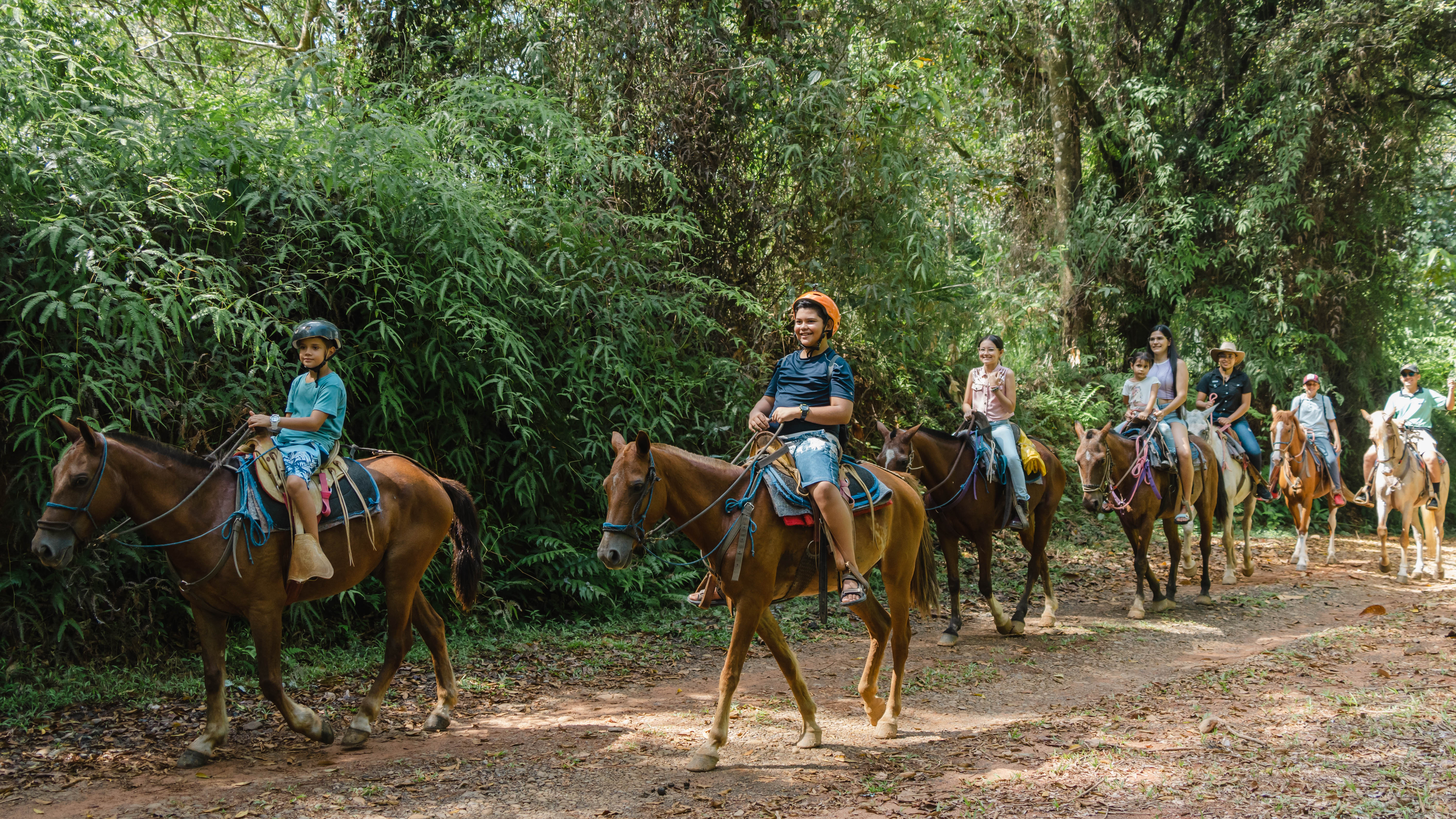 Horseback riding tour in the mountains of Manuel Antonio with waterfalls